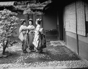 Vintage photos of a geishas in Kyoto Japan in 1946.jpg